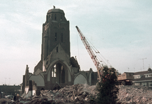 834198 Gezicht op de toren van de St. Ludgeruskerk (Amsterdamsestraatweg 575) te Utrecht, tijdens de sloop.